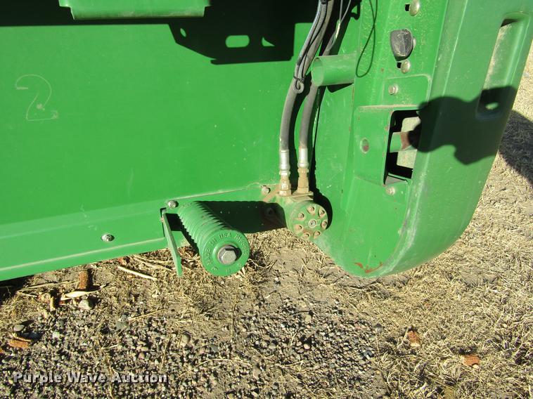 image for item DC8299 2005 John Deere 936D draper head