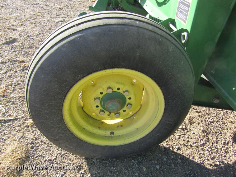 image for item DC8299 2005 John Deere 936D draper head