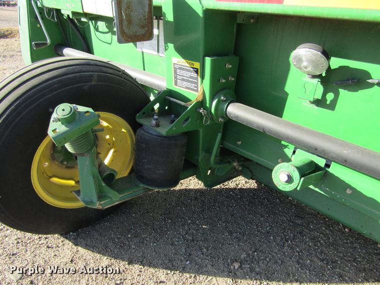 image for item DC8299 2005 John Deere 936D draper head