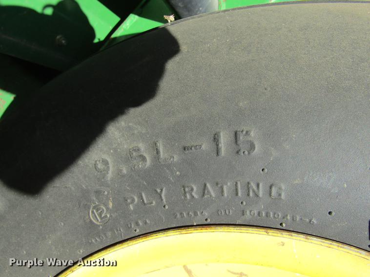 image for item DC8299 2005 John Deere 936D draper head