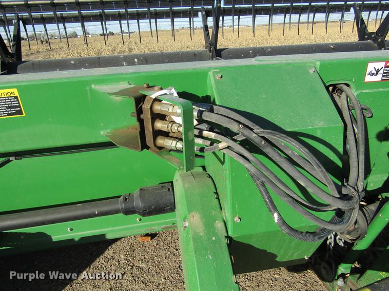 image for item DC8299 2005 John Deere 936D draper head