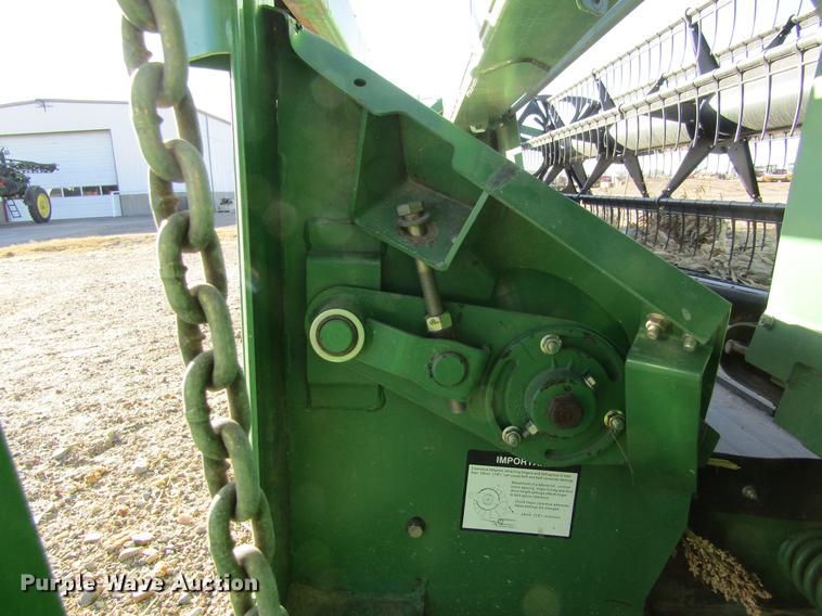 image for item DC8299 2005 John Deere 936D draper head