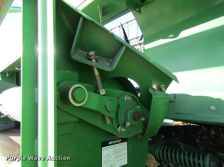 image for item DC8299 2005 John Deere 936D draper head