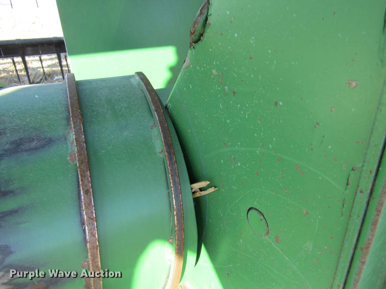 image for item DC8299 2005 John Deere 936D draper head