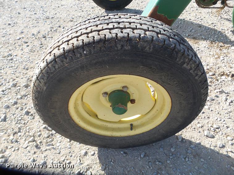 image for item DD1244 John Deere 705 hay rake