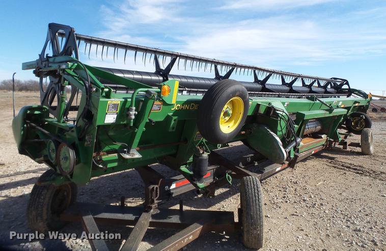 image for item DD1249 2006 John Deere 936D draper head