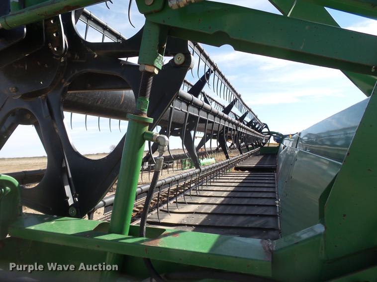 image for item DD1249 2006 John Deere 936D draper head