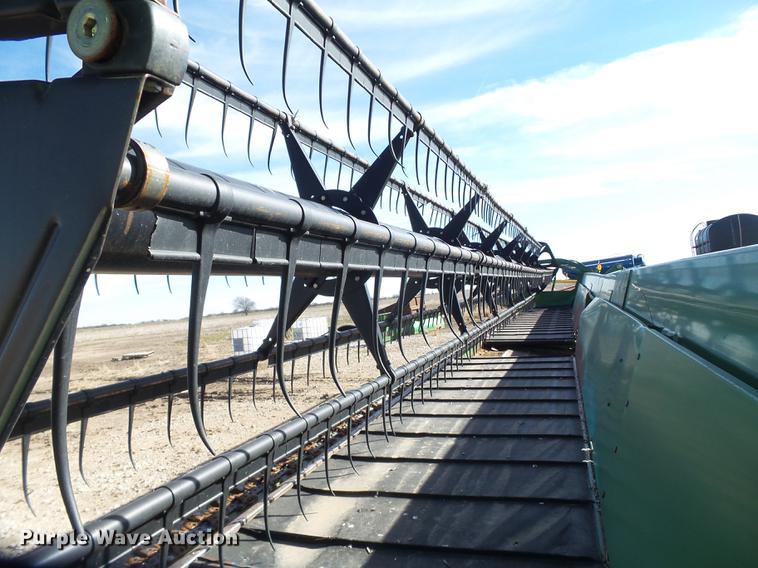 image for item DD1249 2006 John Deere 936D draper head