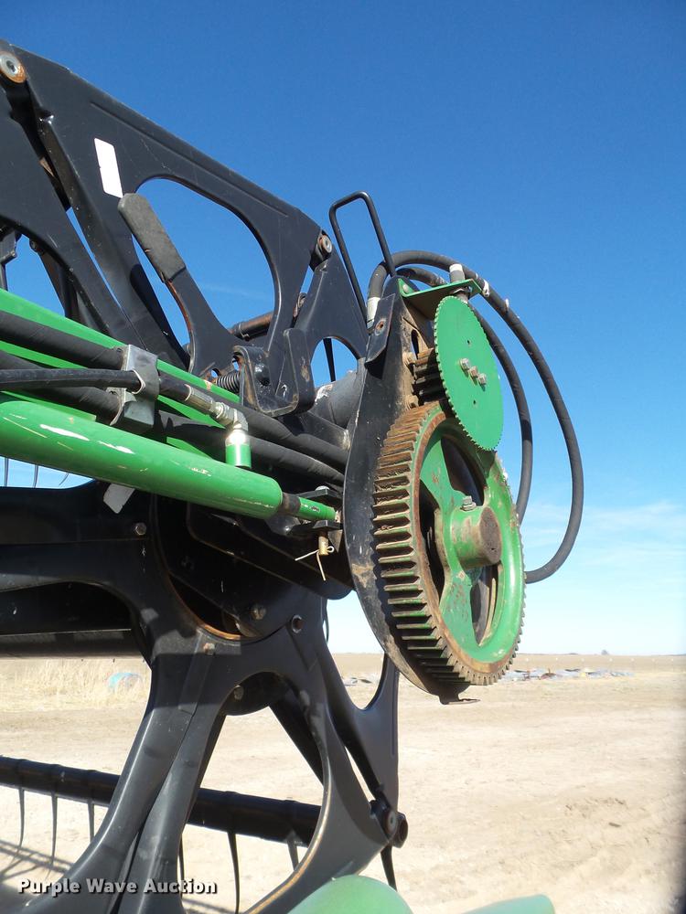 image for item DD1249 2006 John Deere 936D draper head