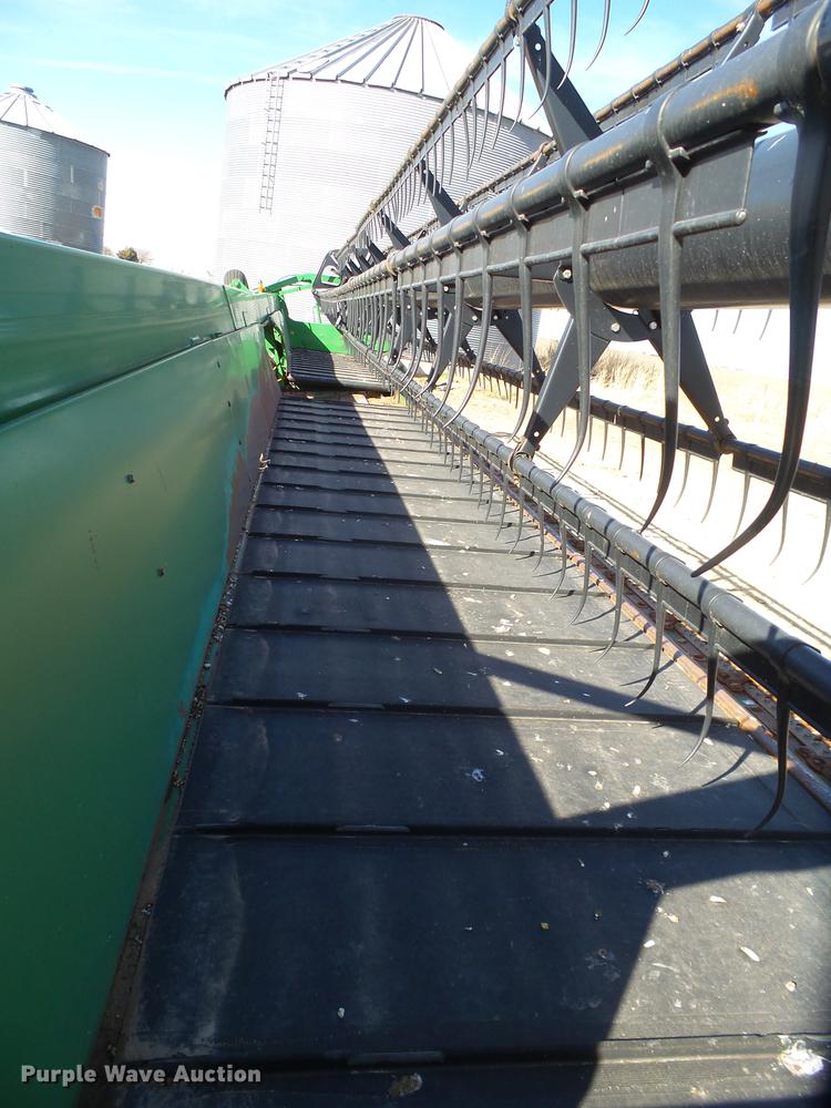 image for item DD1249 2006 John Deere 936D draper head