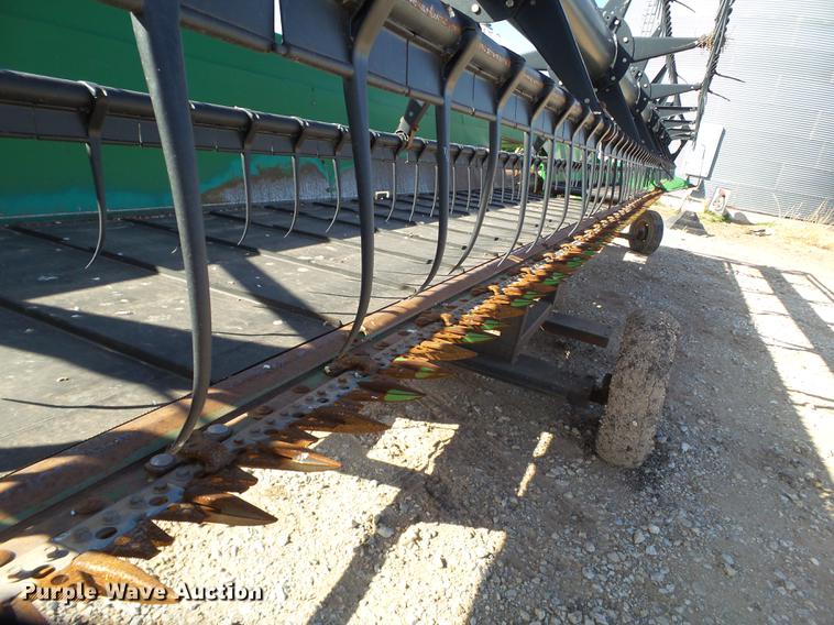 image for item DD1249 2006 John Deere 936D draper head