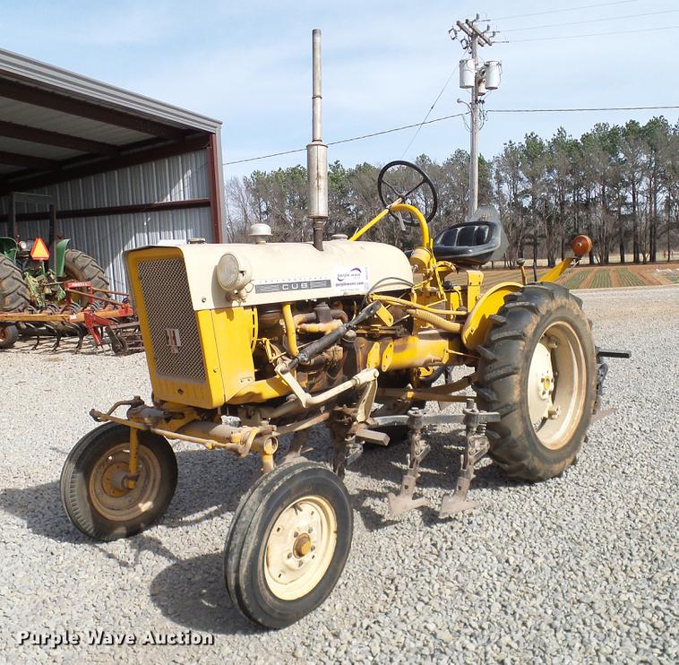 image for item DD1372 1970 International Cub tractor