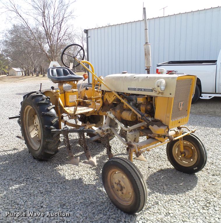 image for item DD1372 1970 International Cub tractor