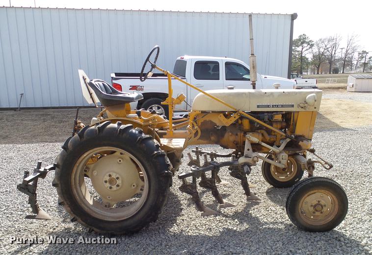 image for item DD1372 1970 International Cub tractor