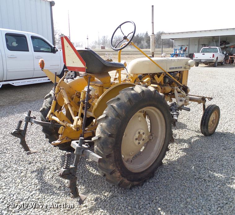 image for item DD1372 1970 International Cub tractor