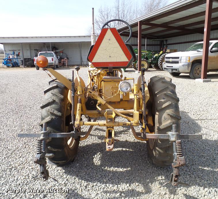 image for item DD1372 1970 International Cub tractor