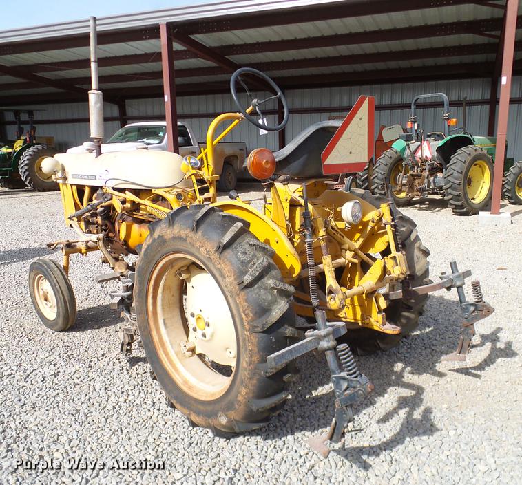 image for item DD1372 1970 International Cub tractor