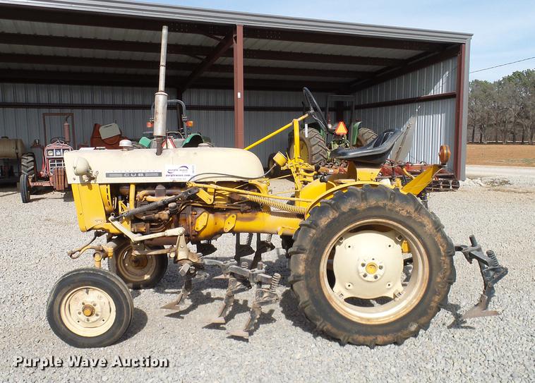 image for item DD1372 1970 International Cub tractor