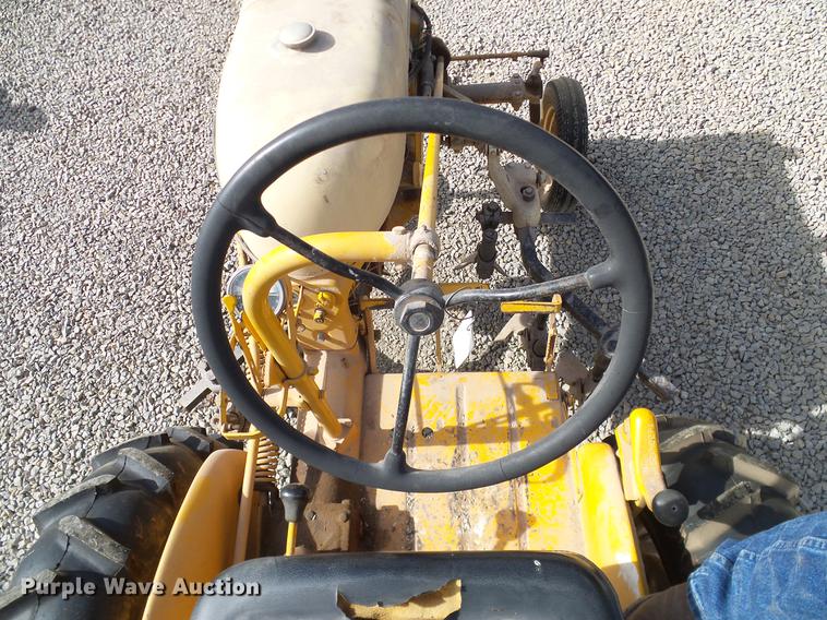 image for item DD1372 1970 International Cub tractor