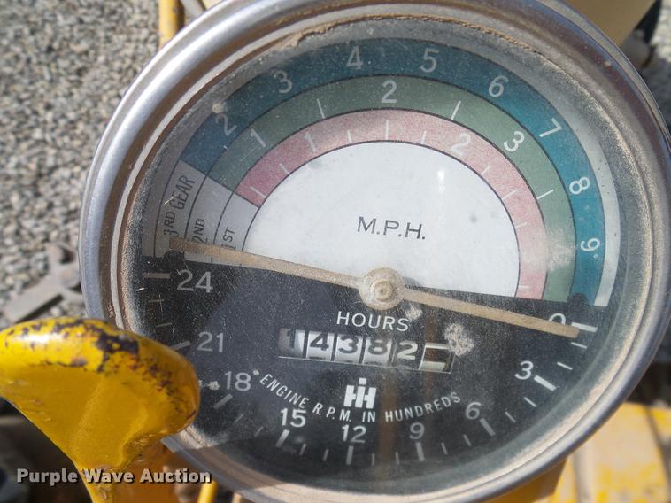 image for item DD1372 1970 International Cub tractor