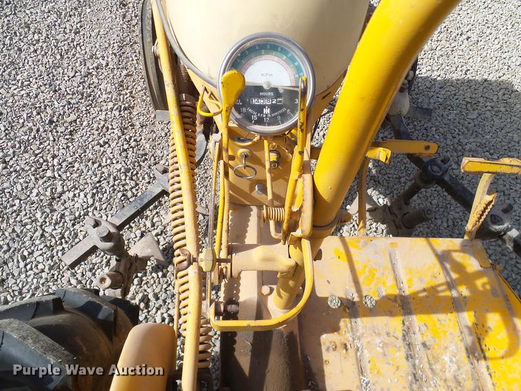 image for item DD1372 1970 International Cub tractor