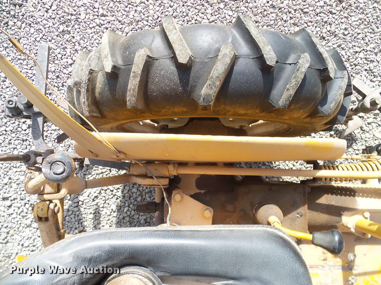 image for item DD1372 1970 International Cub tractor