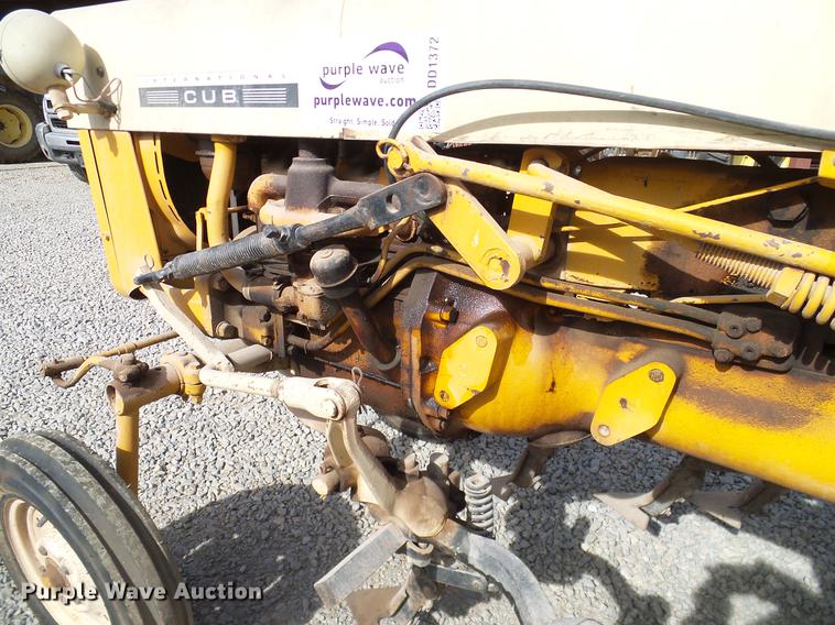 image for item DD1372 1970 International Cub tractor