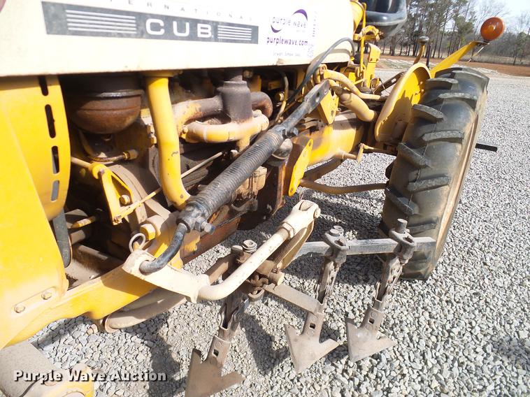 image for item DD1372 1970 International Cub tractor