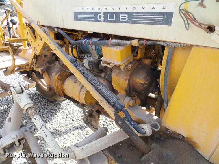 image for item DD1372 1970 International Cub tractor