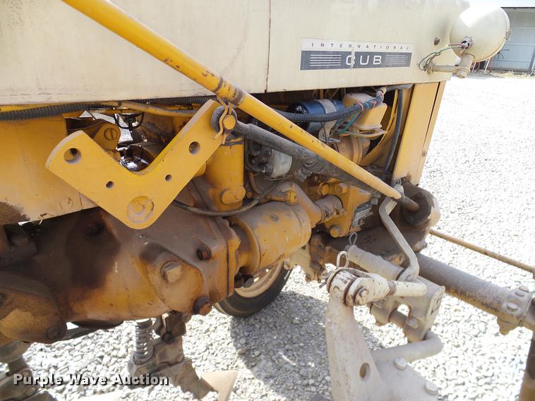 image for item DD1372 1970 International Cub tractor