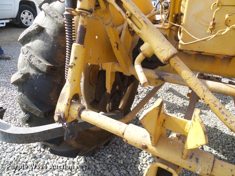 image for item DD1372 1970 International Cub tractor