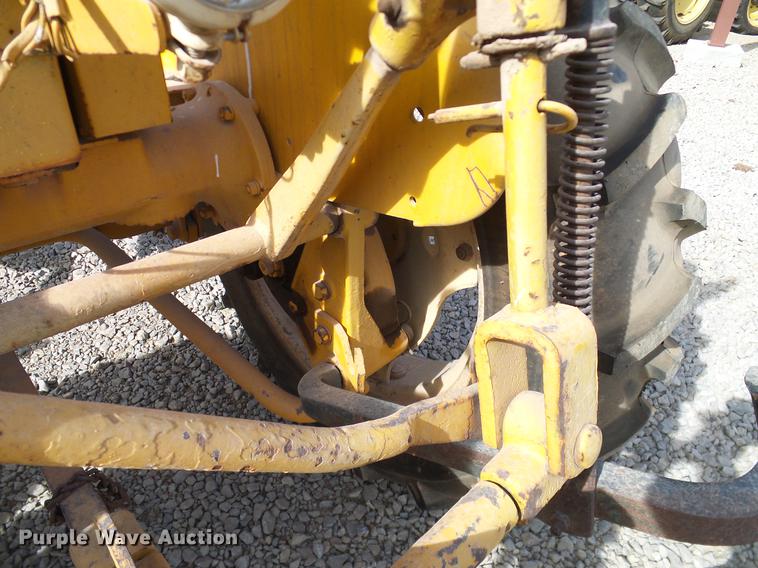 image for item DD1372 1970 International Cub tractor