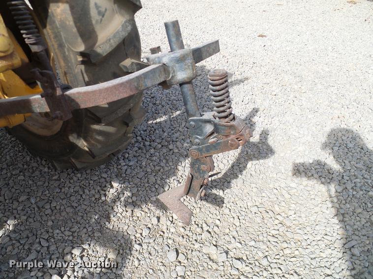 image for item DD1372 1970 International Cub tractor