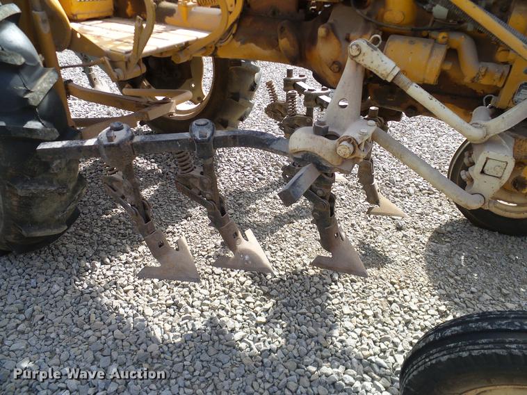 image for item DD1372 1970 International Cub tractor