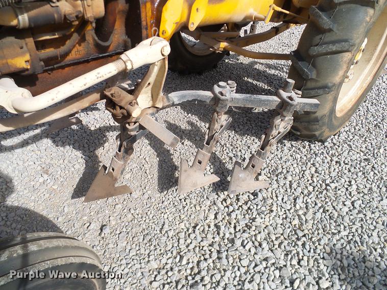 image for item DD1372 1970 International Cub tractor