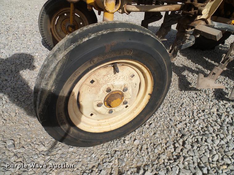 image for item DD1372 1970 International Cub tractor