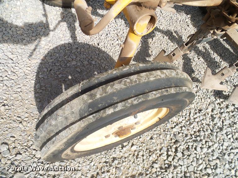 image for item DD1372 1970 International Cub tractor