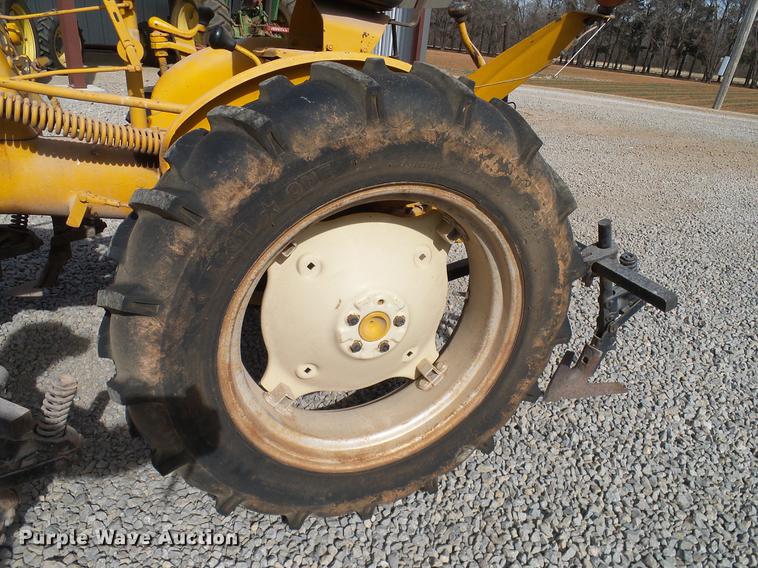 image for item DD1372 1970 International Cub tractor