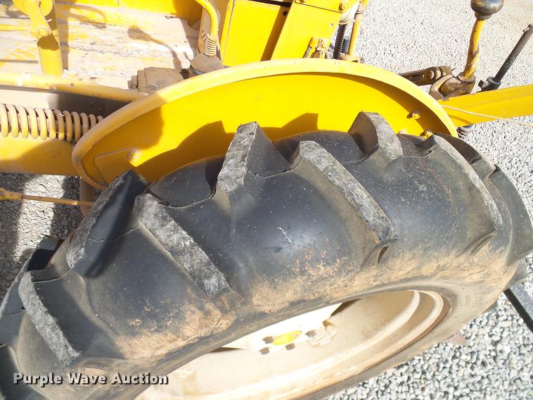 image for item DD1372 1970 International Cub tractor