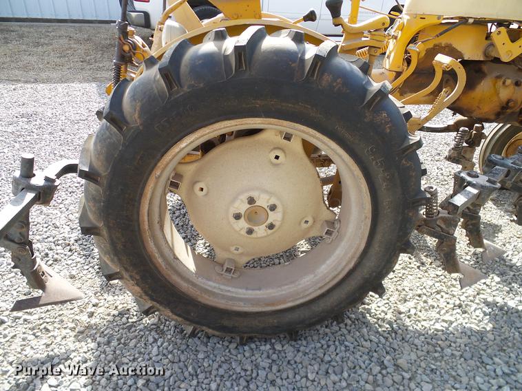 image for item DD1372 1970 International Cub tractor