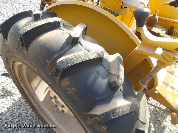 image for item DD1372 1970 International Cub tractor