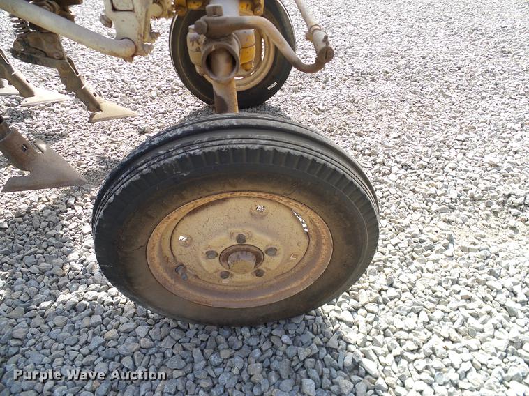 image for item DD1372 1970 International Cub tractor