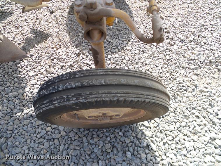 image for item DD1372 1970 International Cub tractor