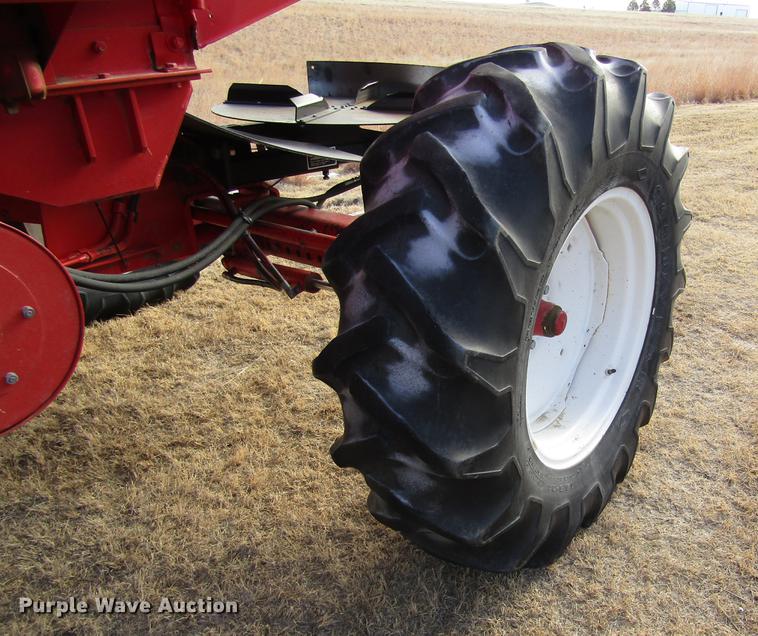 image for item DD8688 1984 White 8920 combine