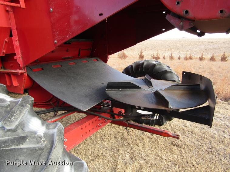 image for item DD8688 1984 White 8920 combine