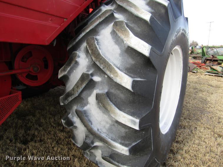 image for item DD8688 1984 White 8920 combine