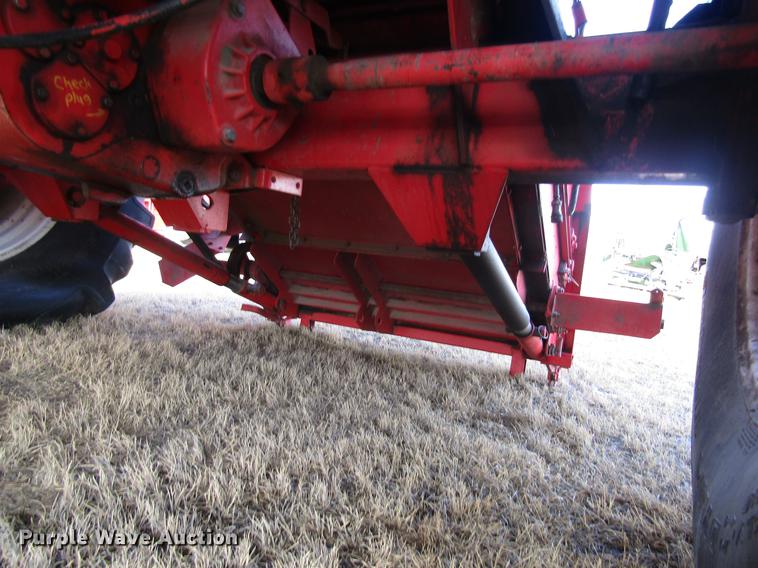 image for item DD8688 1984 White 8920 combine