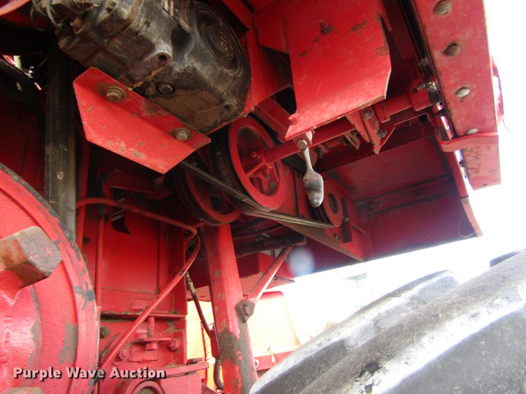 image for item DD8688 1984 White 8920 combine