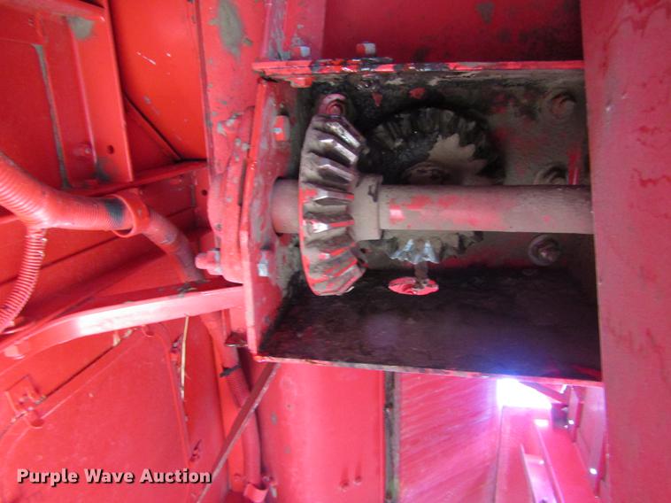 image for item DD8688 1984 White 8920 combine