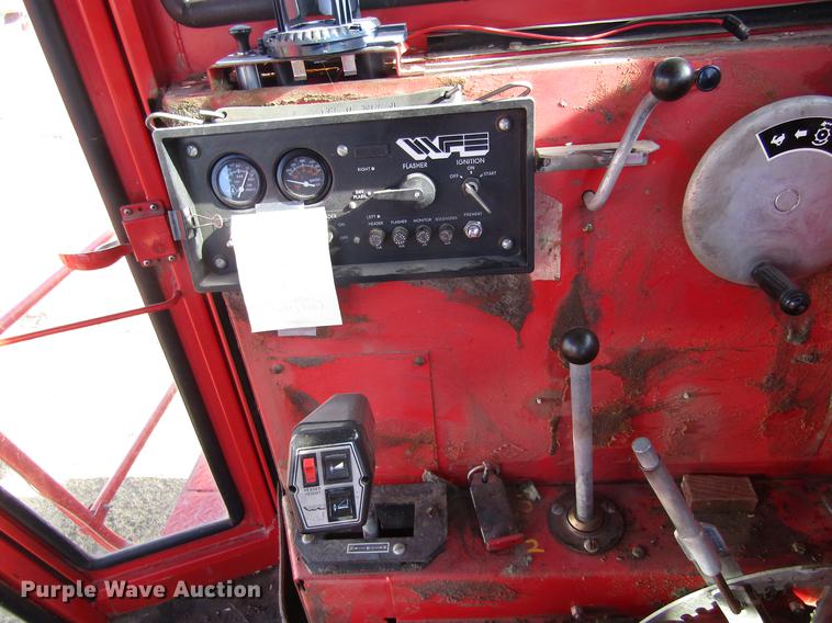 image for item DD8688 1984 White 8920 combine